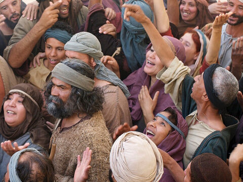 Una gran multitud les seguía, apretando a Jesús por todos lados mientras se abrían paso por las calles angostas. – Número de diapositiva 5