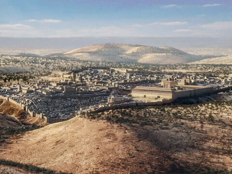 Jerusalén desde el sureste con el Monte de los Olivos a la derecha. Dentro de la ciudad, en primer plano a la izquierda, se encuentra el espolón de la ciudad de David, el valle del Tiropeón y, detrás, la Ciudad Alta. El Templo y la Fortaleza Antonia están dentro de las murallas de la ciudad a la derecha. – Número de diapositiva 5