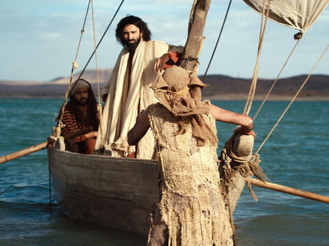 Mientras subía Jesús a la barca, el que había estado endemoniado le rogaba que le permitiera acompañarlo. – Número de diapositiva 17