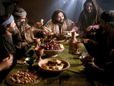 Otros líderes religiosos nunca compartirían una comida con gente así, pero Jesús y sus discípulos comieron y hablaban con ellos. – Número de diapositiva 10