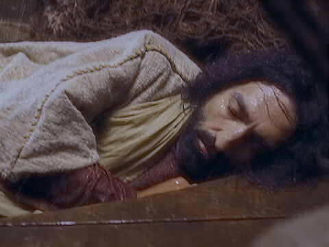 Jesús estaba en la parte trasera de la barca. Estaba cansado y se durmió con la cabeza sobre un cabezal. – Número de diapositiva 3