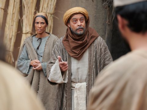 Cuando Jacob oyó que había trigo en Egipto, les dijo a sus hijos: “¿Por qué se miran el uno al otro? He oído que hay trigo en Egipto. Vayan allá y compren trigo para que vivamos y no muramos”. – Número de diapositiva 3