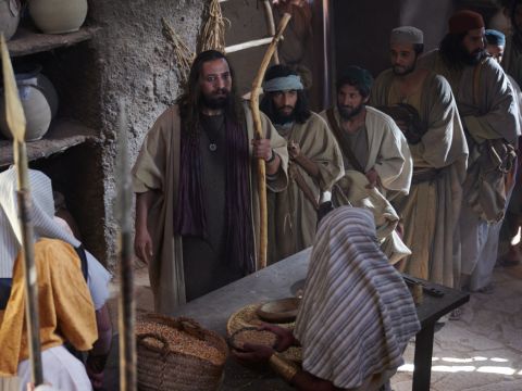 Exclamaram: “¡No, mi señor! ¡Tus siervos han venido a comprar grano! Somos hijos de um mismo hombre en la tierra de Canaán. Somos una familia de doce hermanos. El menor está con nuestro padre y uno ya no vive. ¡Somos hombres honestos! No somos espías”. – Número de diapositiva 7