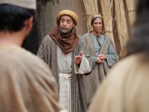 Regresaron a la tierra de Canaán, donde estaba su padre Jacob, y le contaron todo lo que les había sucedido. Jacob dijo: “¡Me estáis dejando sin hijos! José se fue. Simeón se fue. ¡Y ahora quieren llevarse a Benjamín! Todo está en mi contra”. – Número de diapositiva 20