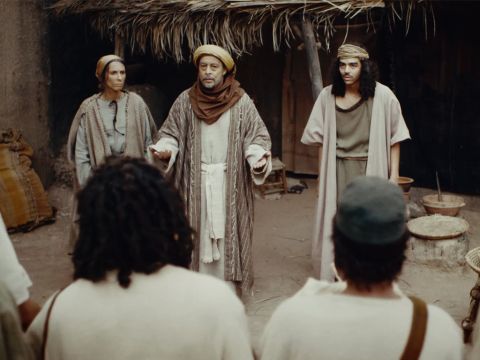 La hambruna era severa en Canaán. Cuando terminaron de comer el grano que habían traído de Egipto, Jacob dijo: “Regresen y cómprennos un poco más de alimento”. – Número de diapositiva 1