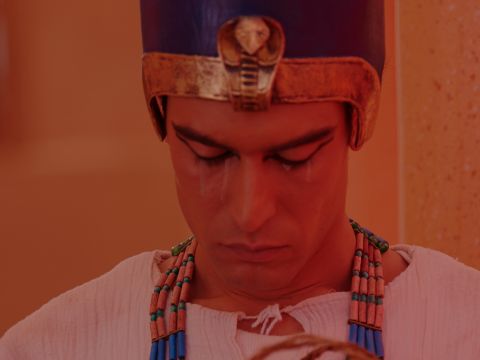 José salió apresuradamente, pues estaba abrumado por el cariño hacia su hermano y estaba a punto de llorar. Así que fue a su habitación y lloró. – Número de diapositiva 15