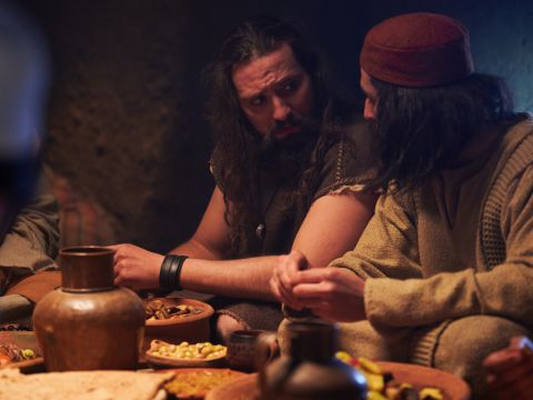 Los hermanos se sentaron ante José, ordenados por orden de nacimiento, comenzando por el primogénito y terminando por el menor. Los hermanos se miraron con asombro. José les dio porciones de comida, pero la porción para Benjamín era cinco veces mayor que la de los demás. – Número de diapositiva 17