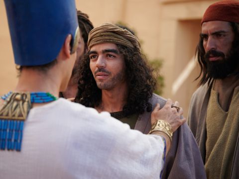 Entonces José dijo a sus hermanos: “Acérquense a mí”. Cuando lo hicieron, él dijo: “¡Soy su hermano José, el que vendieron a Egipto! Y ahora, no se angusties ni se enojen por haberme vendido aquí, porque fue para salvar vidas que Dios me envió delante de ustedes”. – Número de diapositiva 9
