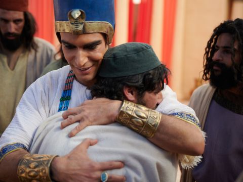 “Así que no fuisteis vosotros quienes me enviasteis aquí, sino Dios. Él me puso al frente de toda la casa del faraón y me puso al frente de todo Egipto”. – Número de diapositiva 11