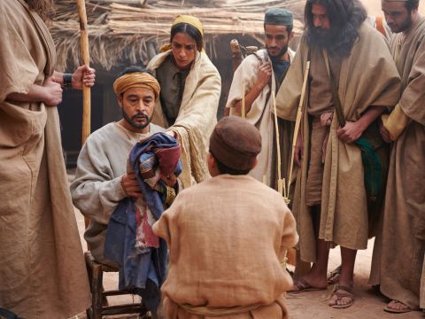 Entonces llevaron el manto adornado a su padre Jacob y le dijeron: “Hemos encontrado esto. Examínalo para ver si es el manto de tu hijo”. – Número de diapositiva 21