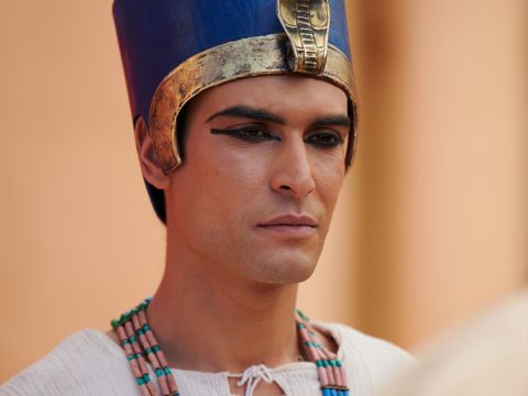 El faraón le dijo a José: “Diles a tus hermanos que carguen sus animales y regresen a la tierra de Canaán. Que me traigan a su padre y a sus familias. Les daré lo mejor de la tierra de Egipto”. – Número de diapositiva 2