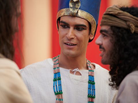 José les contó a sus hermanos lo que había dicho el faraón. “Traigan carretas de Egipto para sus hijos y sus esposas. Hagan que su padre venga a Egipto. No se preocupen por sus pertenencias, porque lo mejor de todo Egipto será suyo”. – Número de diapositiva 3