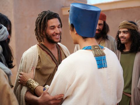 José les dio carretas, como había ordenado el faraón. Les dio ropa nueva, pero a Benjamín le dio trescientos siclos de plata y cinco mudas de ropa. Envió a su padre diez asnos cargados con lo mejor de Egipto y diez asnas cargadas con grano, pan y otras provisiones para el viaje. – Número de diapositiva 4