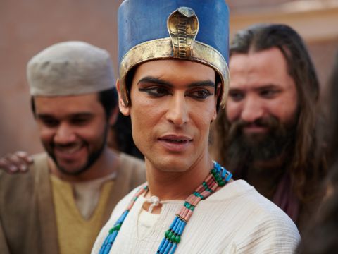Así que José estableció a su padre y a sus hermanos en Egipto. Les dio propiedades en la mejor zona de la tierra, el distrito de Ramsés, como ordenó el faraón. José también les proporcionó alimento, según el número de sus hijos.<br/>Los israelitas se establecieron en Egipto. Adquirieron propiedades allí, fueron fructíferos y se multiplicaron considerablemente. – Número de diapositiva 15