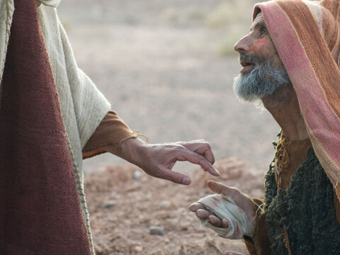 Jesús hizo algo que nadie esperaba que hiciera. Extendió la mano y tocó al hombre con lepra. – Número de diapositiva 7