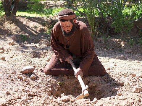 Pero el tercer siervo fue y cavó un hoyo en la tierra. – Número de diapositiva 8