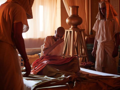 Por la mañana, el faraón se turbó, así que llamó a todos los sacerdotes adivinos de Egipto y a todos sus sabios. Les contó sus sueños. – Número de diapositiva 3