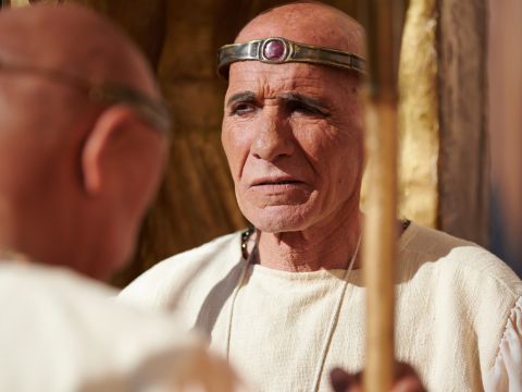 Pero ninguno de los sacerdotes adivinos de Egipto pudo interpretar el sueño del Faraón. – Número de diapositiva 4