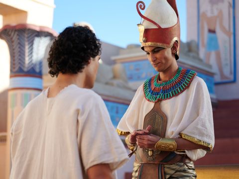José entonces aconsejó al faraón que buscara a un hombre sabio y perspicaz y le diera autoridad sobre toda la tierra de Egipto. Los funcionarios debían recolectar una quinta parte de la producción de Egipto durante los siete años de abundancia. Estos alimentos debían almacenarse en preparación para los siete años de hambruna.<br/>Este consejo tenía sentido para el faraón y todos sus funcionarios. – Número de diapositiva 10