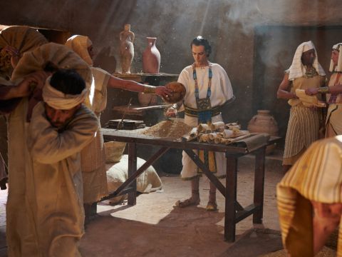 Así que José, que ya tenía 30 años, se hizo cargo de toda la tierra de Egipto. Recogió todo el excedente de alimentos que había en Egipto durante los siete años de abundancia y lo almacenó en cada ciudad. – Número de diapositiva 14