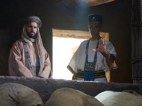 José almacenó una gran cantidad de grano, como la arena del mar, hasta que dejó de medirlo porque era imposible medirlo. Entonces comenzaron los siete años de hambruna, tal como José había predicho. Hubo hambruna en todas las demás tierras, pero en toda la tierra de Egipto había alimento. Gente de todos los países acudía a José en Egipto para comprar grano, pues la hambruna era tan severa. – Número de diapositiva 15