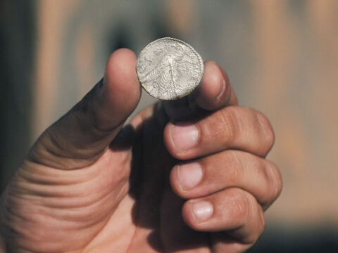 ...encontrarás un siclo de plata (una moneda de cuatro dracmas). – Número de diapositiva 7