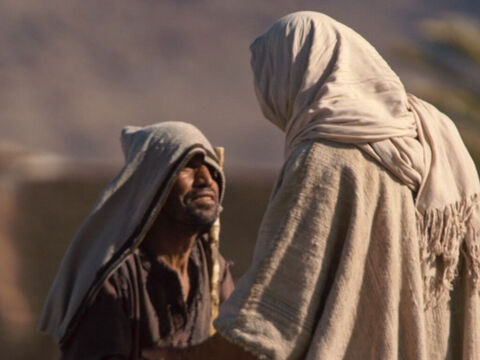 Uno de los diez hombres, un samaritano, cuando vio que estaba curado, corrió hacia Jesús, alabando a Dios en alta voz. Se arrojó a los pies de Jesús y le dio las gracias. – Número de diapositiva 9