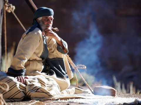 El Señor se apareció a Abraham cerca de los grandes árboles de Mamre mientras él estaba sentado a la entrada de su tienda en el calor del día. – Número de diapositiva 1