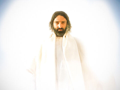 Mientras Jesús oraba, el aspecto de su rostro cambió y sus ropas se volvieron tan brillantes como un relámpago. – Número de diapositiva 3