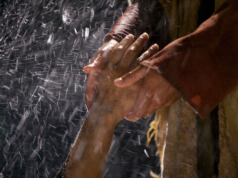 Y al instante Jesús, extendiendo la mano, lo sostuvo. – Número de diapositiva 11
