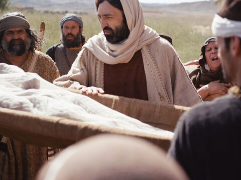 Entonces Jesús se acercó al ataúd y lo tocó. – Número de diapositiva 8