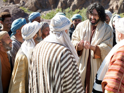 Los samaritanos salieron al encuentro de Jesús y le rogaron que se quedara con ellos. Jesús se quedó allí dos días y muchos creyeron era el Mesías. – Número de diapositiva 17