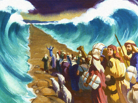 En poco tiempo, el viento había abierto un camino, justo en medio del mar. Y aunque los hijos de Israel estaban asustados, siguieron a su líder entre esos enormes muros de agua. – Número de diapositiva 36
