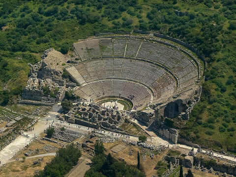 Cuando terminó el alboroto, Pablo mandó llamar a los discípulos y, tras animarlos, se despidió y partió hacia Macedonia. (Hechos 20:1). Así es como se ve el anfiteatro hoy en día. – Número de diapositiva 16