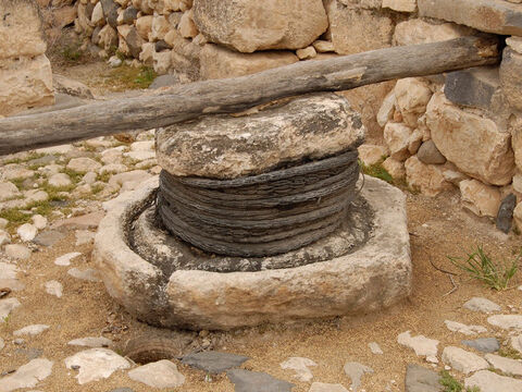 Los cestos de aceitunas se colocaban debajo de la piedra de trituración. – Número de diapositiva 21
