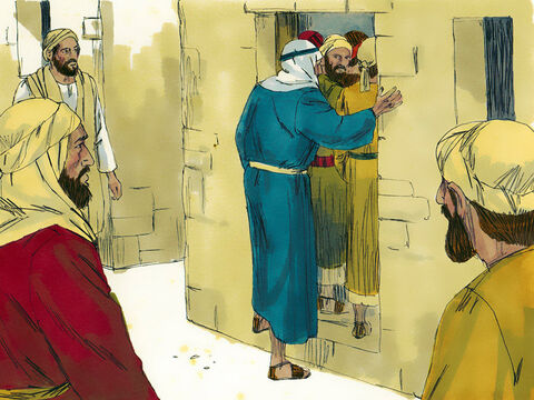 Jesús estaba en la ciudad de Capernaum. Los fariseos y los maestros de la ley de toda Galilea habían venido para escucharlo. El edificio en el que se encontraban estaba apiñado de gente y a punto de desbordar. – Número de diapositiva 1