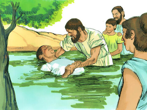 El carcelero los cuidó y les lavó las heridas. Luego, él y todos en su hogar fueron inmediatamente bautizados. Él les dio de comer en su casa y todos en su hogar se regocijaron porque creían en Dios. – Número de diapositiva 10