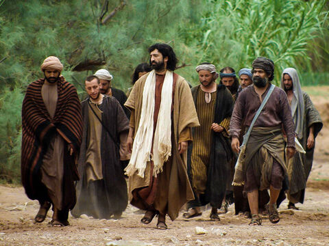 Se acercaba la fiesta de la Pascua y Jesús condujo a sus discípulos por el largo camino cuesta arriba hacia Jerusalén. – Número de diapositiva 1