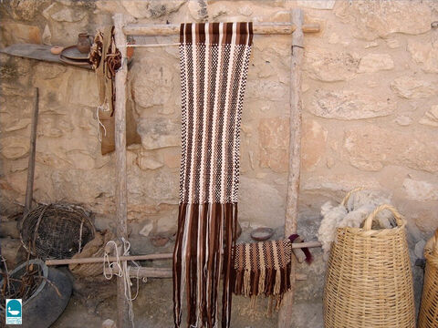 Los telares solían ser bastidores verticales de madera. Dalila utilizó un telar de este tipo para tejer la larga cabellera de Sansón (Jueces 16:13-14). – Número de diapositiva 11