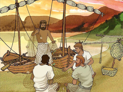En la orilla, los pescadores limpiaban sus redes. Mientras los pescadores trabajaban, una gran multitud crecía y se acercaba a Jesús. Jesús se fijó en los hombres que limpiaban las redes y se dirigió hacia sus barcas. – Número de diapositiva 3
